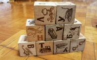 Звуки игрушечных деревянных кубиков