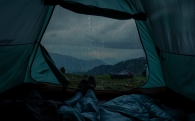 Звуки дождя с грозой, который стучит по палатке (10 часов)